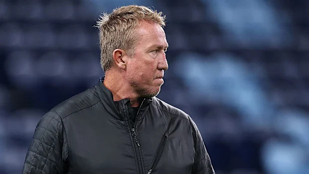 O técnico do Roosters, Trent Robinson, observa o aquecimento dos jogadores do Brumbies.