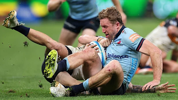 Harry Potter dos Waratahs é abordado durante a 11ª rodada da partida do Super Rugby.