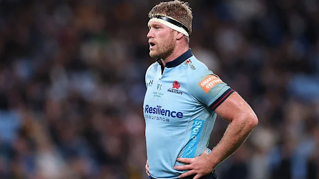 Matt Philip dos Waratahs observa.