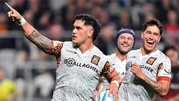 Quinn Tupaea, do Chiefs, comemora marcar um try.