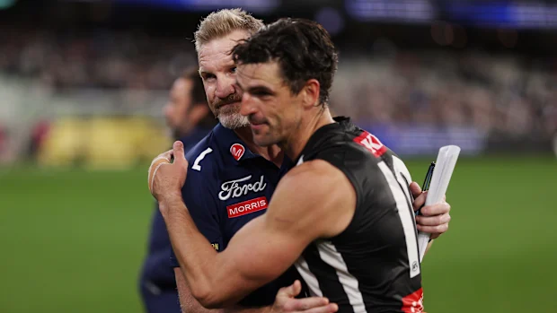 O assistente técnico de Geelong, Nathan Buckley, e Scott Pendlebury, de Collingwood.