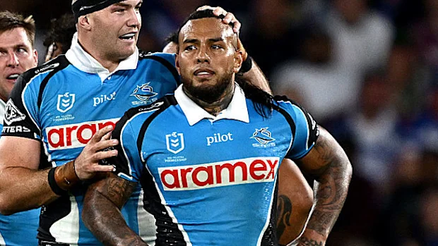 Addin Fonua-Blake é parabenizado pelo companheiro de equipe Thomas Hazelton depois de fazer uma grande entrada contra Jaeman Salmon.
