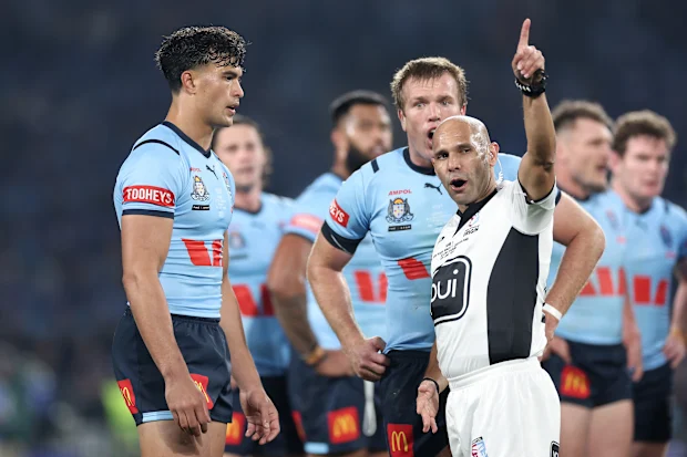 Joseph-Aukuso Sua'ali'i dos Blues é expulso pelo árbitro Ashley Klein durante o primeiro jogo da Série Estadual de Origem Masculina de 2024 entre New South Wales Blues e Queensland Maroons no Accor Stadium em 05 de junho de 2024 em Sydney, Austrália. (Foto de Cameron Spencer/Getty Images)