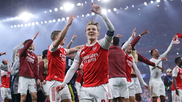 Martin Odegaard, do Arsenal, comemora com companheiros de equipe.
