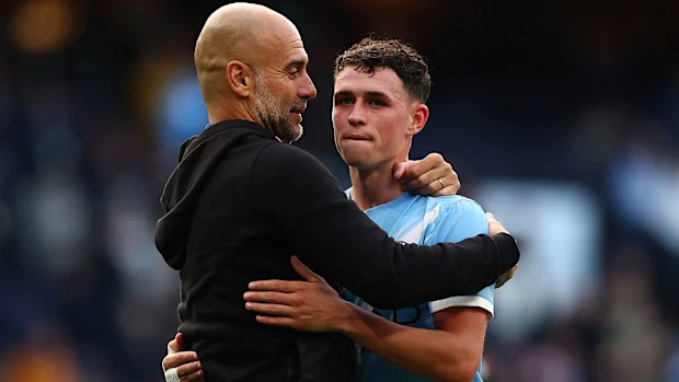 O técnico do Manchester City, Pep Guardiola, comemora a vitória por 3 a 0 sobre Phil Foden.
