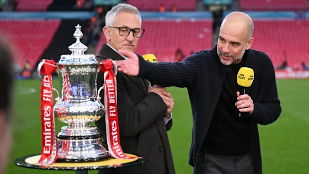 Gary Lineker fala com Pep Guardiola com o troféu da FA Cup.