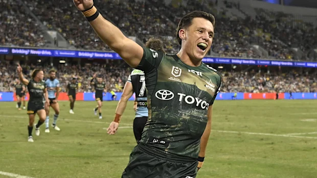 TOWNSVILLE, AUSTRÁLIA - 24 DE ABRIL: Scott Drinkwater dos Cowboys comemora o try de Murray Taulagi dos Cowboys durante a partida da oitava rodada da NRL entre North Queensland Cowboys e Cronulla Sharks no Qld Country Bank Stadium, em 24 de abril de 2026, em Townsville, Austrália. (Foto de Ian Hitchcock/Getty Images)