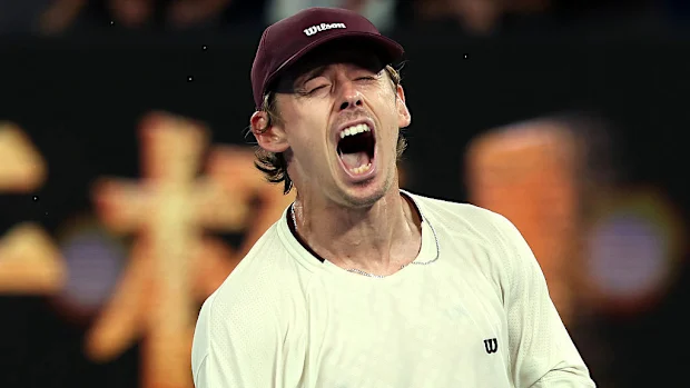 Alex de Minaur, da Austrália, comemora a vitória contra Frances Tiafoe, dos Estados Unidos.