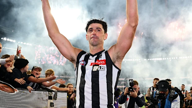 MELBOURNE, AUSTRÁLIA - 23 DE MAIO: Scott Pendlebury dos Magpies acena para a multidão depois de jogar o jogo 433 durante a partida da 11ª rodada da AFL entre Collingwood Magpies e Waalitj Marawar (West Coast Eagles) no Melbourne Cricket Ground, em 23 de maio de 2026, em Melbourne, Austrália. (Foto de Quinn Rooney/Getty Images)