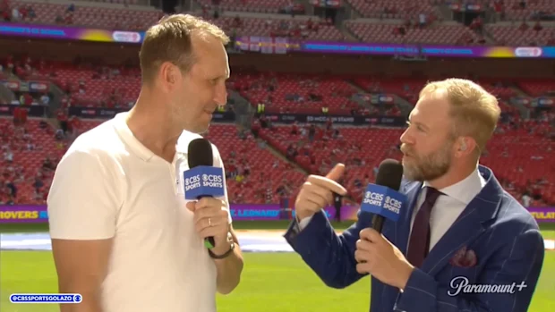 Mark Schwarzer fala com Mike Grella na CBS.