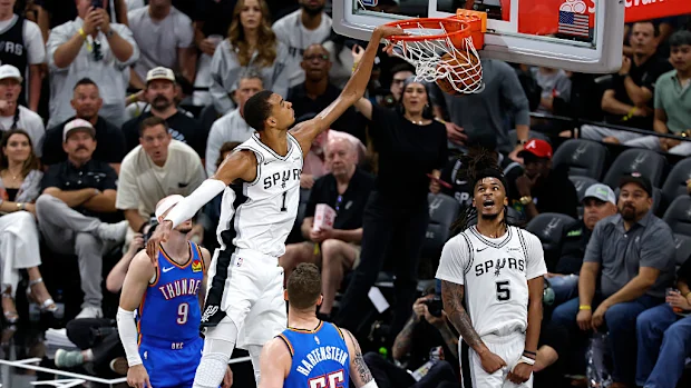 Victor Wembanyama, do San Antonio Spurs, enterrou a bola contra o Oklahoma City Thunder.