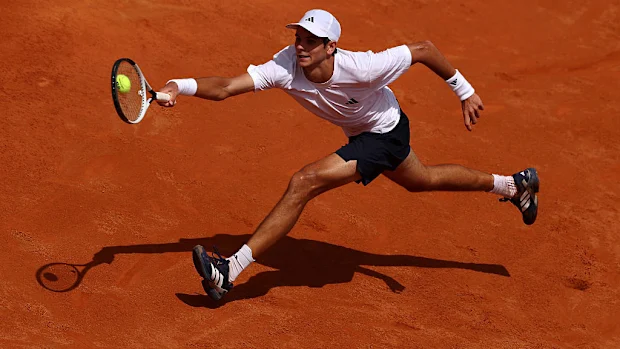 Rafael Jodar, da Espanha, joga um forehand contra o Learner Tien, dos Estados Unidos.