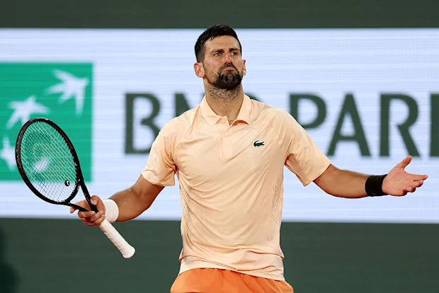 Novak Djokovic, da Sérvia, comemora contra Giovanni Mpetshi Perricard, da França.
