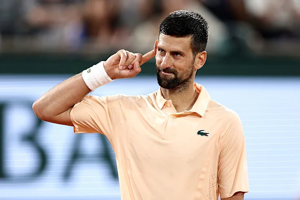 Novak Djokovic, da Sérvia, comemora contra Giovanni Mpetshi Perricard, da França.