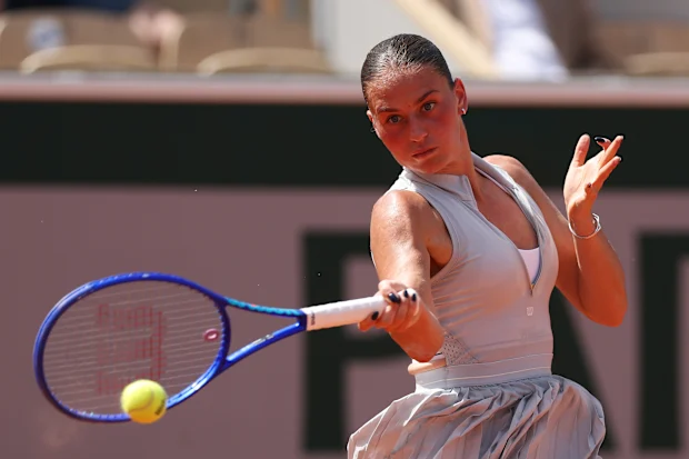 Marta Kostyuk, da Ucrânia, joga um forehand.
