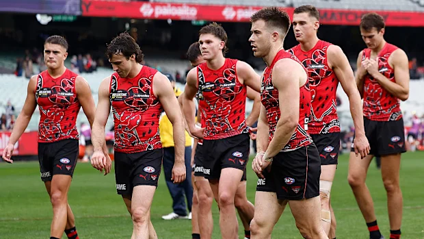 Zach Merrett parece abatido após uma derrota.