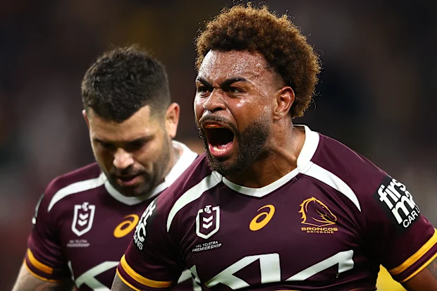 Ezra Mam, do Broncos, comemora uma tentativa com Adam Reynolds ao fundo.