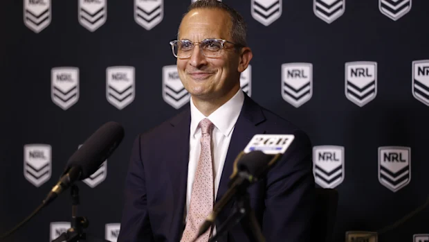 SYDNEY, AUSTRÁLIA - 25 DE MAIO: O CEO da NRL, Andrew Abdo, fala à mídia durante uma Comissão Australiana de Rugby League e uma conferência de imprensa da NRL na Rugby League Central em 25 de maio de 2026 em Sydney, Austrália. (Foto de Darrian Traynor/Getty Images)