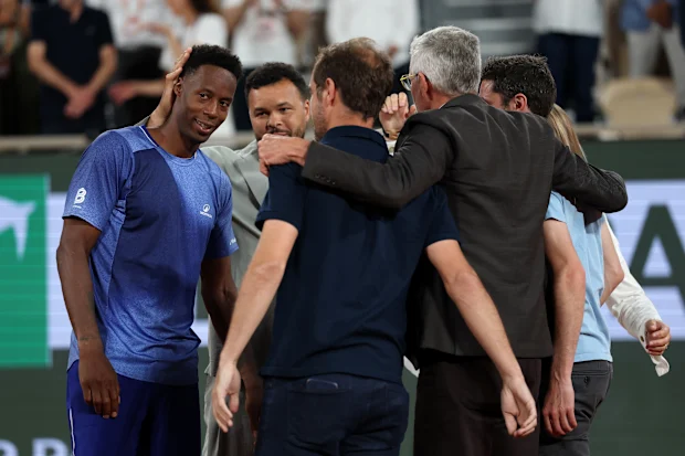 PARIS, FRANÇA - 25 DE MAIO: Gael Monls da França interage com os ex-jogadores franceses Gilles Simon, Jo-Wilfried Tsonga e Richard Gasquet e Amelie Mauresmo - Diretora do Torneio, e Gilles Moretton - Presidente da Federação Francesa de Tênis após derrota para Hugo Gaston da França em sua partida de simples masculina da primeira rodada no segundo dia do Aberto da França de 2026 em Roland Garros em 25 de maio de 2026 em Paris, França. (Foto de Dan Istitene/Getty Images)