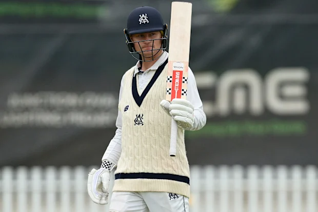 MELBOURNE, AUSTRÁLIA - 16 DE MARÇO: Oliver Peake de Victoria levanta seu bastão depois de atingir 50 corridas durante o terceiro dia da partida Sheffield Shield entre Victoria e South Australia no CitiPower Centre, em 16 de março de 2026, em Melbourne, Austrália. (Foto de Quinn Rooney/Getty Images)