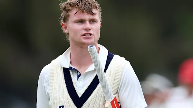 MELBOURNE, AUSTRÁLIA - 15 DE MARÇO: Oliver Peake de Victoria sai de campo no final do segundo dia da partida Sheffield Shield entre Victoria e South Australia no CitiPower Centre, em 15 de março de 2026, em Melbourne, Austrália. (Foto de Josh Chadwick/Getty Images)