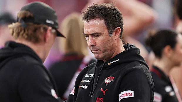 O técnico dos Bombers, Brad Scott, observa.