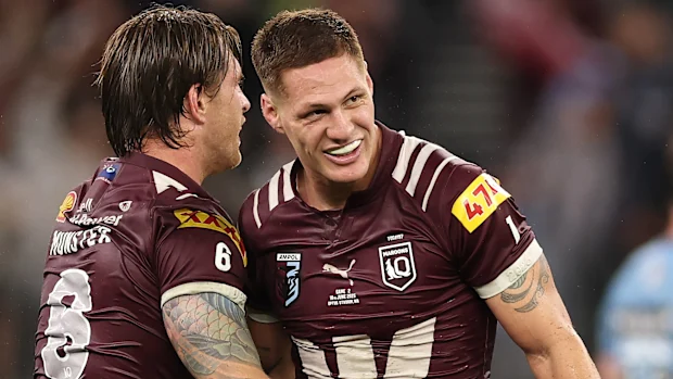 Cameron Munster e Kalyn Ponga comemoram durante o segundo jogo da série Men's State of Origin entre Queensland Maroons e New South Wales Blues no Optus Stadium em 18 de junho de 2025 em Perth, Austrália. (Foto de Cameron Spencer/Getty Images)