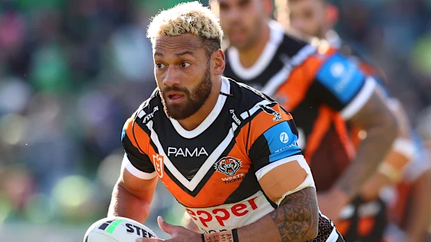CANBERRA, AUSTRÁLIA - 30 DE AGOSTO: Apisai Koroisau dos Tigers em ação durante a partida da 26ª rodada da NRL entre Canberra Raiders e Wests Tigers no GIO Stadium, em 30 de agosto de 2025, em Canberra, Austrália. (Foto de Mark Nolan/Getty Images)