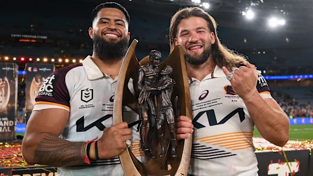 Payne Haas (à esquerda) e Patrick Carrigan após a grande final de 2025 da NRL.