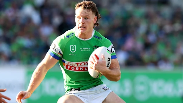 Canberra, quinto oitavo Ethan Strange em ação contra o Brisbane.