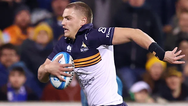Charlie Cale, dos Brumbies, quebra a linha no GIO Stadium.