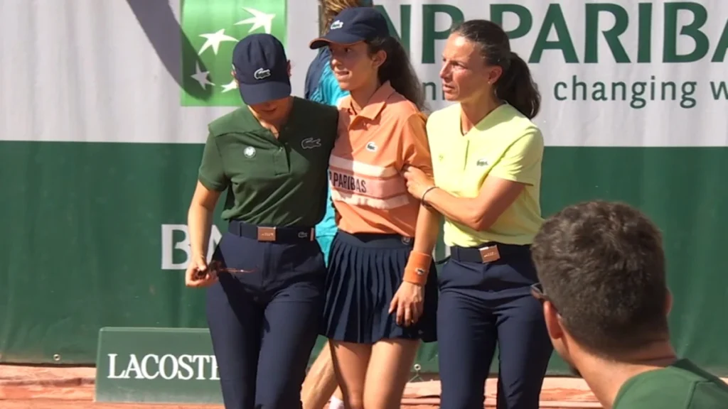 Aberto da França 2026: Ball girl ajudou fora da quadra em meio à onda de calor de Paris