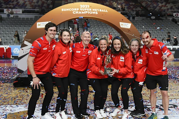 BRISBANE, AUSTRÁLIA - 28 DE AGOSTO: A técnica principal do NSW Swifts, Briony Akle (centro) e o resto da equipe do Swifts posam com o troféu após sua vitória durante a partida da Grande Final do Super Netball de 2021 entre Sydney Swifts e GWS Giants na Nissan Arena, em 28 de agosto de 2021, em Brisbane, Austrália. (Foto de Albert Perez/Getty Images)