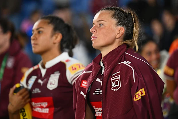 Lauren Brown reage enquanto NSW levanta o escudo do Estado de Origem feminino.
