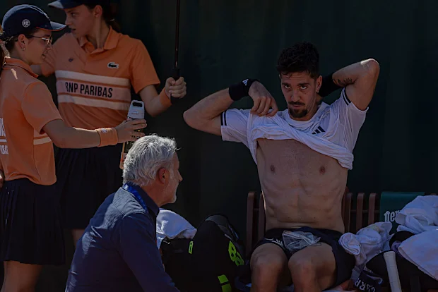 Thanasi Kokkinakis durante intervalo médico em Roland Garros.