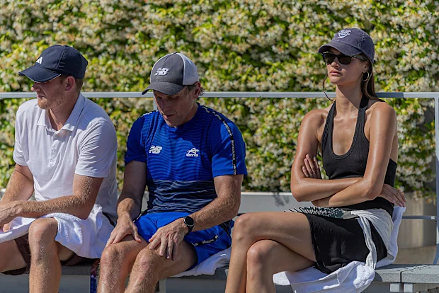 Paige Henry, modelo e namorada de Thanasi Kokkinakis, assiste à partida.