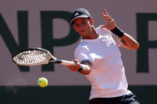 Rafael Jodar, da Espanha, joga um forehand.
