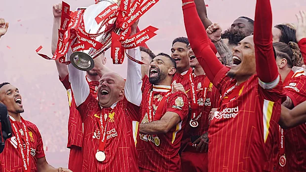 O técnico do Liverpool, Arne Slot, levanta o troféu da Premier League com os jogadores.