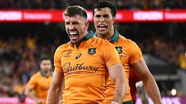 Jake Gordon, dos Wallabies, comemora marcar um try com Joseph-Aukuso Suaalii.