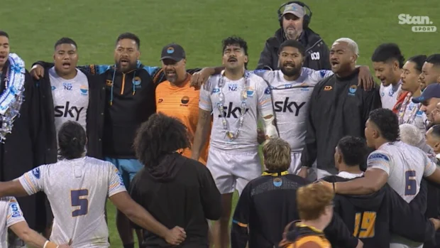 Moana Pasifika canta após vencer a partida da 16ª rodada do Super Rugby.