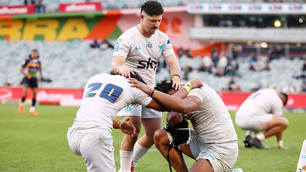 Os jogadores de Moana Pasifika rezam após vencer a partida da 16ª rodada do Super Rugby.