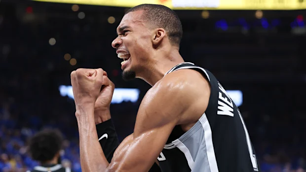 Victor Wembanyama comemora enquanto os Spurs avançam para as finais da NBA.