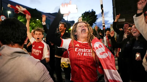 Os torcedores comemoram a confirmação do Arsenal como campeão da Premier League.