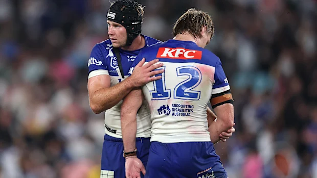SYDNEY, AUSTRÁLIA - 09 DE ABRIL: Matt Burton e Jacob Preston dos Bulldogs se reconhecem após a partida da sexta rodada da NRL entre os Canterbury Bulldogs e Penrith Panthers no Accor Stadium em 09 de abril de 2026 em Sydney, Austrália. (Foto de Cameron Spencer/Getty Images)