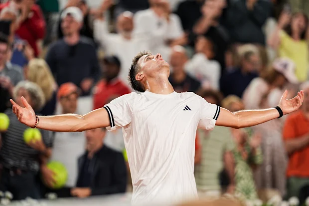 Jakub Mensik, da República Tcheca, comemora a derrota de Andrey Rublev.