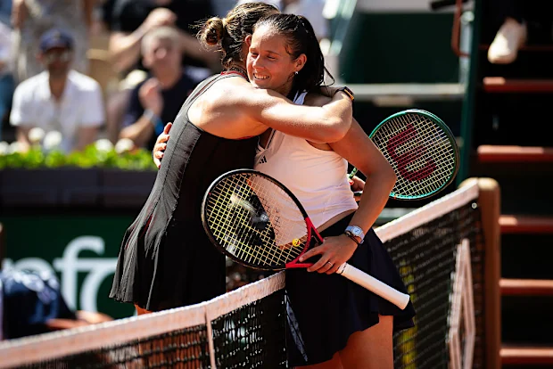 Daria Kasatkina e Aryna Sabalenka se abraçam na rede.
