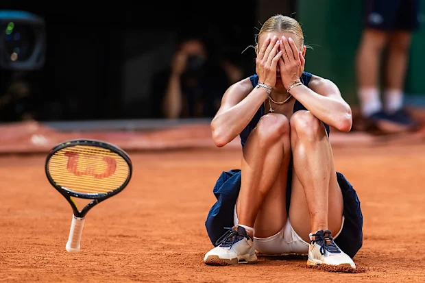 Anastasia Potapova, da Áustria, reage à derrota de Coco Gauff, dos Estados Unidos.