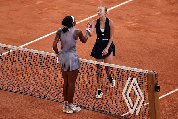 Anastasia Potapova, da Áustria, e Coco Gauff, dos Estados Unidos, apertam as mãos na rede.
