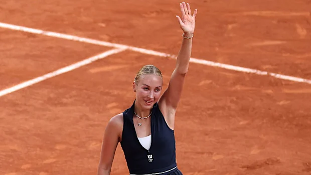 Anastasia Potapova, da Áustria, agradece a torcida após a vitória contra Coco Gauff, dos Estados Unidos.