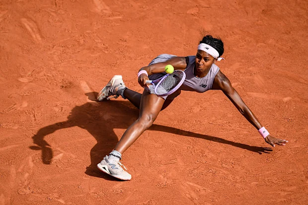 Coco Gauff dos Estados Unidos em ação contra Anastasia Potapova da Áustria.